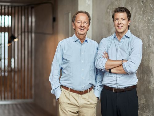 Ein Portrait-Bild von den Geschäftsführern Hans Ewald Schneider und Dr. Thomas Georg Schneider